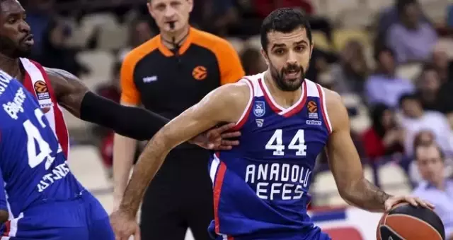 Anadolu Efes deplasmanda Olympiakos'u dağıttı Anadolu Efes deplasmanda Olympiakos'u dağıttı