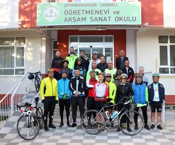 Ata'nın huzuruna çıkmak için 630 kilometre pedal çevirecekler Ata'nın huzuruna çıkmak için 630 kilometre pedal çevirecekler