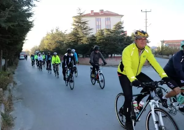 Ata'nın huzuruna çıkmak için 630 kilometre pedal çevirecekler Ata'nın huzuruna çıkmak için 630 kilometre pedal çevirecekler