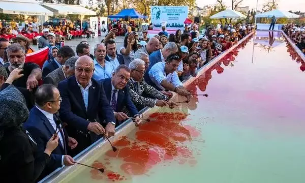 Atatürk'ün 81'inci ölüm yıl dönümüne 81 metrekarelik ebru Atatürk'ün 81'inci ölüm yıl dönümüne 81 metrekarelik ebru