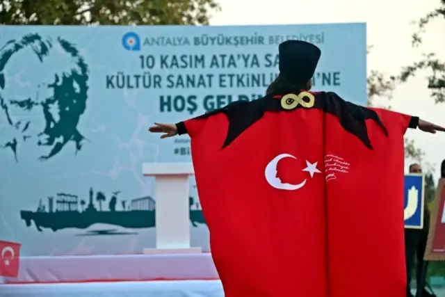 Atatürk'ün ölümünün 81. yıl dönümünde 81 metrekarelik dev ebru Atatürk'ün ölümünün 81. yıl dönümünde 81 metrekarelik dev ebru