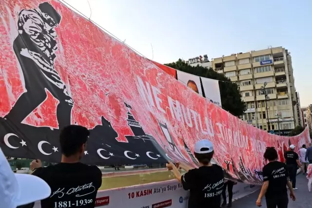 Atatürk'ün ölümünün 81. yıl dönümünde 81 metrekarelik dev ebru Atatürk'ün ölümünün 81. yıl dönümünde 81 metrekarelik dev ebru