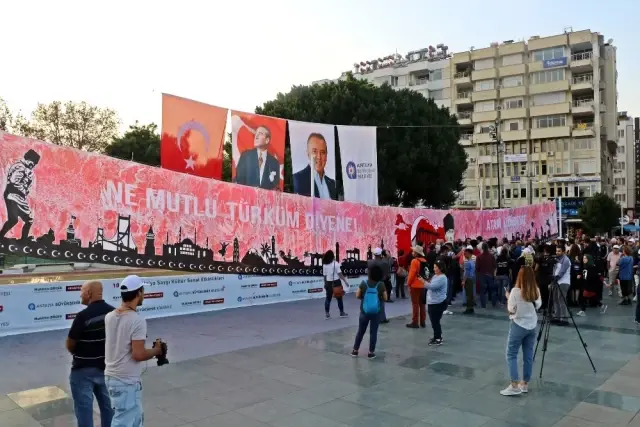 Atatürk'ün ölümünün 81. yıl dönümünde 81 metrekarelik dev ebru Atatürk'ün ölümünün 81. yıl dönümünde 81 metrekarelik dev ebru