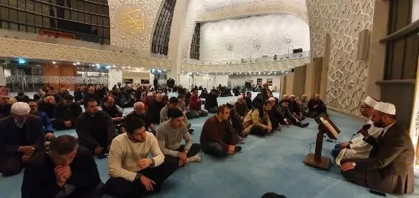 Avrupa'daki Müslümanlardan Mevlid Kandili coşkusu Avrupa'daki Müslümanlardan Mevlid Kandili coşkusu