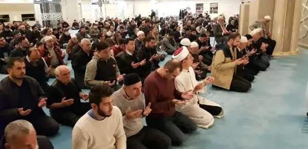 Avrupa'daki Müslümanlardan Mevlid Kandili coşkusu Avrupa'daki Müslümanlardan Mevlid Kandili coşkusu