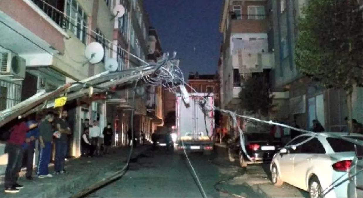 Bağcılar'da kamyonet elektrik direğini devirdi
