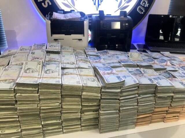 Bahis çetesine yapılan operasyonda 3 milyon 129 bin liranın yakalanma anı kameralara yansıdı