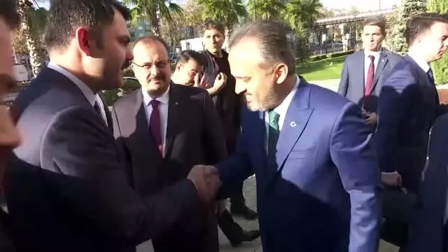 Bakan Kurum, büyükşehir belediyesini ziyaret etti, vatandaşlara lokma dağıttı Bakan Kurum, büyükşehir belediyesini ziyaret etti, vatandaşlara lokma dağıttı