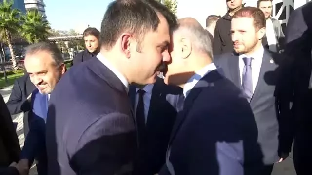 Bakan Kurum, büyükşehir belediyesini ziyaret etti, vatandaşlara lokma dağıttı Bakan Kurum, büyükşehir belediyesini ziyaret etti, vatandaşlara lokma dağıttı