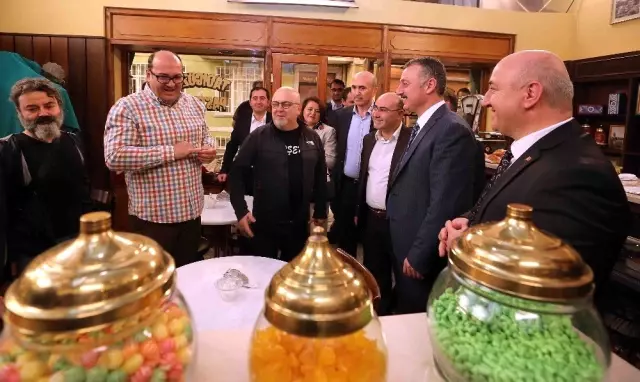 Başkan Büyükakın, 'Seksenler' dizisinin setine konuk oldu Başkan Büyükakın, 'Seksenler' dizisinin setine konuk oldu