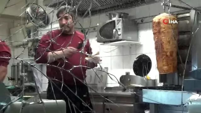 - Başkonsolos Karartı, Saldırıya Uğrayan Türk İşletmesinde İncelemelerde Bulundu- Başkonsolos... - Başkonsolos Karartı, Saldırıya Uğrayan Türk İşletmesinde İncelemelerde Bulundu- Başkonsolos...