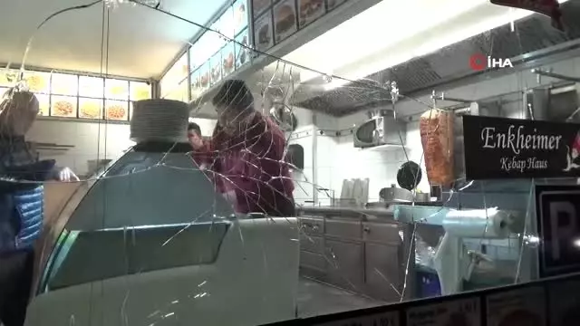 - Başkonsolos Karartı, Saldırıya Uğrayan Türk İşletmesinde İncelemelerde Bulundu- Başkonsolos... - Başkonsolos Karartı, Saldırıya Uğrayan Türk İşletmesinde İncelemelerde Bulundu- Başkonsolos...