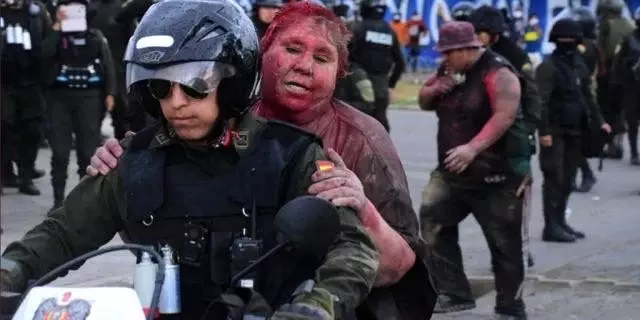 Bolivya protestoları: Zorla saçı kesilen belediye başkanı yalın ayak sokaklarda yürütüldü Bolivya protestoları: Zorla saçı kesilen belediye başkanı yalın ayak sokaklarda yürütüldü