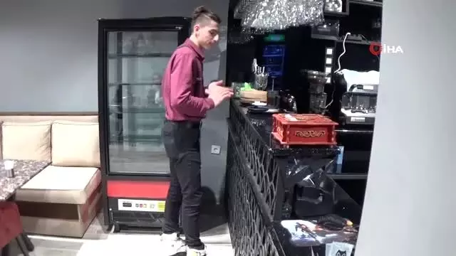 Bu kafede servisleri patenli garson yapıyor Bu kafede servisleri patenli garson yapıyor