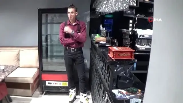 Bu kafede servisleri patenli garson yapıyor Bu kafede servisleri patenli garson yapıyor