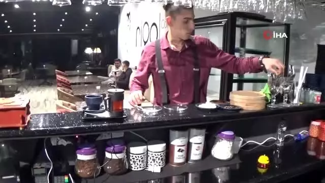 Bu kafede servisleri patenli garson yapıyor Bu kafede servisleri patenli garson yapıyor