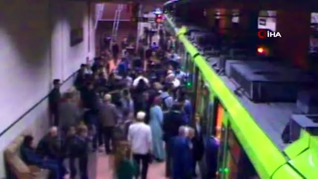 Bursa'da metro seferleri kalp krizi geçiren yolcu için durdu Bursa'da metro seferleri kalp krizi geçiren yolcu için durdu