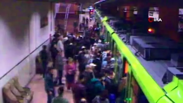 Bursa'da metro seferleri kalp krizi geçiren yolcu için durdu Bursa'da metro seferleri kalp krizi geçiren yolcu için durdu