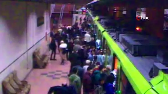 Bursa'da metro seferleri kalp krizi geçiren yolcu için durdu Bursa'da metro seferleri kalp krizi geçiren yolcu için durdu