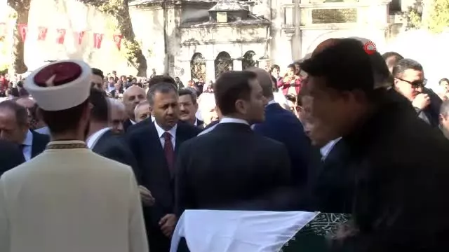 Cumhurbaşkanı Erdoğan, cuma namazını Eyüpsultan Camii'nde kıldı Cumhurbaşkanı Erdoğan, cuma namazını Eyüpsultan Camii'nde kıldı