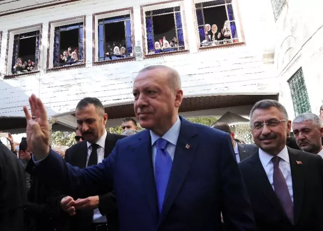 Cumhurbaşkanı Erdoğan, cuma namazını Eyüpsultan Camii'nde kıldı Cumhurbaşkanı Erdoğan, cuma namazını Eyüpsultan Camii'nde kıldı