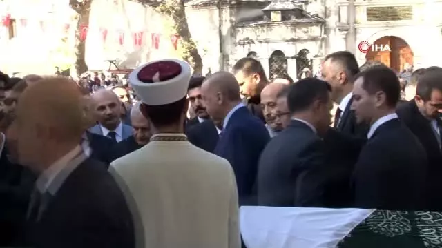 Cumhurbaşkanı Erdoğan, cuma namazını Eyüpsultan Camii'nde kıldı Cumhurbaşkanı Erdoğan, cuma namazını Eyüpsultan Camii'nde kıldı
