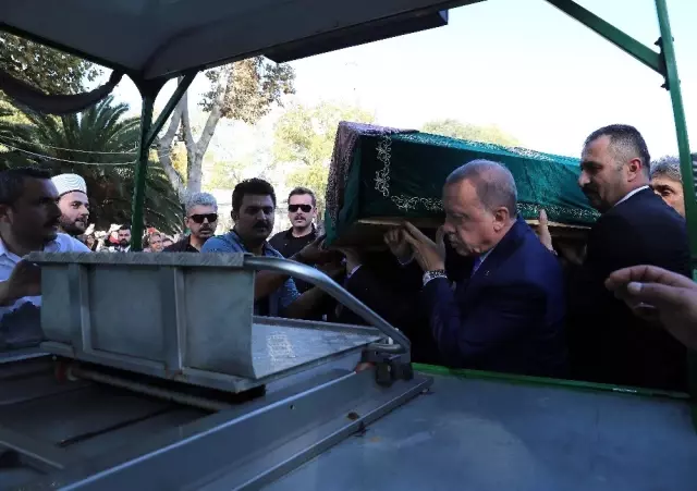 Cumhurbaşkanı Erdoğan, cuma namazını Eyüpsultan Camii'nde kıldı Cumhurbaşkanı Erdoğan, cuma namazını Eyüpsultan Camii'nde kıldı