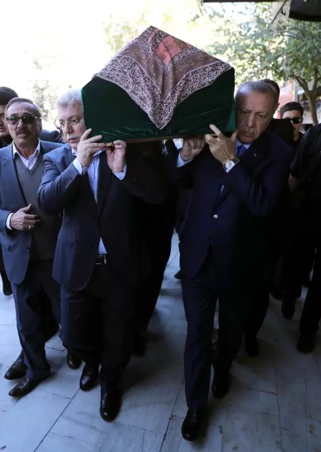 Cumhurbaşkanı Erdoğan, cuma namazını Eyüpsultan Camii'nde kıldı Cumhurbaşkanı Erdoğan, cuma namazını Eyüpsultan Camii'nde kıldı