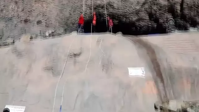 Dağda mahsur kalanları kurtarma tatbikatı gerçeğini aratmadı Dağda mahsur kalanları kurtarma tatbikatı gerçeğini aratmadı