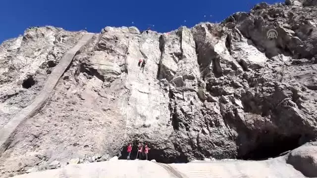 Dağda mahsur kalanları kurtarma tatbikatı gerçeğini aratmadı Dağda mahsur kalanları kurtarma tatbikatı gerçeğini aratmadı