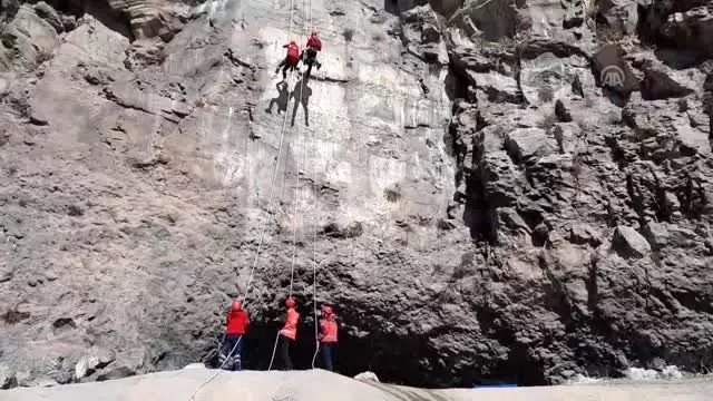 Dağda mahsur kalanları kurtarma tatbikatı gerçeğini aratmadı Dağda mahsur kalanları kurtarma tatbikatı gerçeğini aratmadı