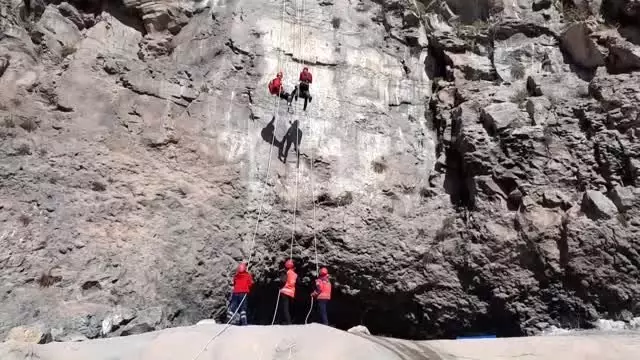 Dağda mahsur kalanları kurtarma tatbikatı gerçeğini aratmadı Dağda mahsur kalanları kurtarma tatbikatı gerçeğini aratmadı