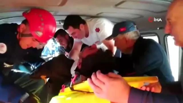 Denizli'de minibüs ile ticari kamyonet çarpıştı: 4 yaralı