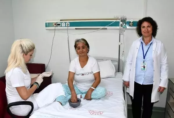 Devlet hastanesinde hastalara kişisel bakım Devlet hastanesinde hastalara kişisel bakım