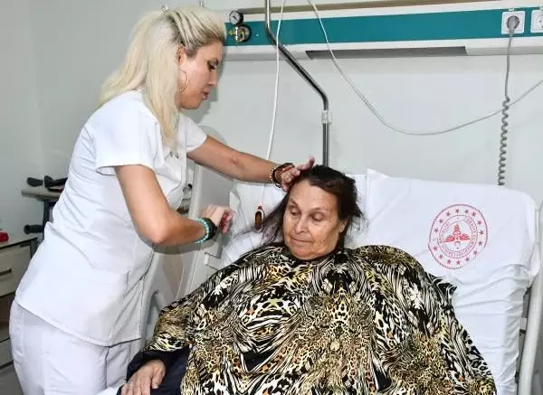 Devlet hastanesinde hastalara kişisel bakım Devlet hastanesinde hastalara kişisel bakım