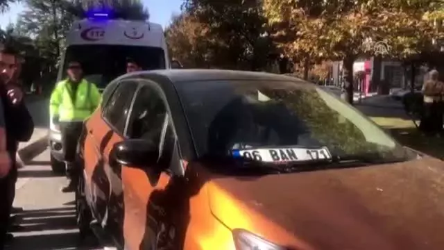 Direksiyon başında rahatsızlanan sürücü ağaca çarptı Direksiyon başında rahatsızlanan sürücü ağaca çarptı