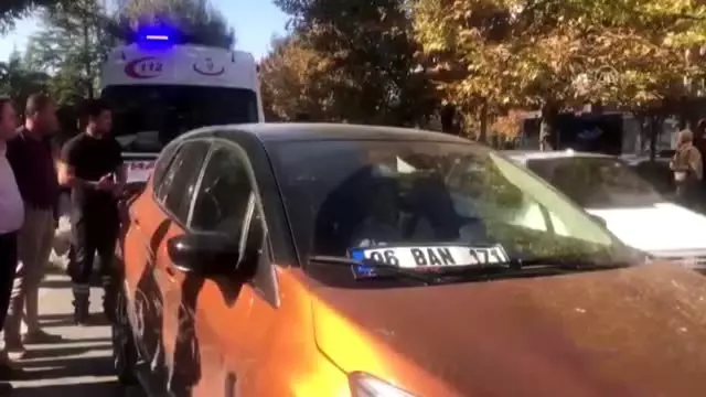 Direksiyon başında rahatsızlanan sürücü ağaca çarptı Direksiyon başında rahatsızlanan sürücü ağaca çarptı