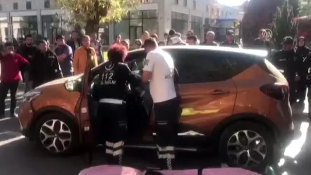 Direksiyon başında rahatsızlanan sürücü ağaca çarptı Direksiyon başında rahatsızlanan sürücü ağaca çarptı