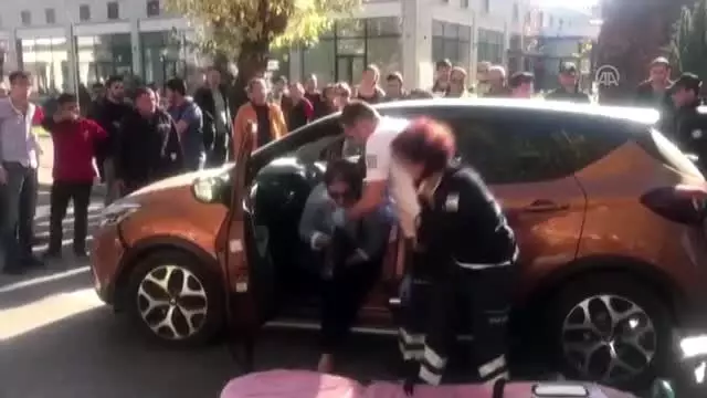 Direksiyon başında rahatsızlanan sürücü ağaca çarptı Direksiyon başında rahatsızlanan sürücü ağaca çarptı