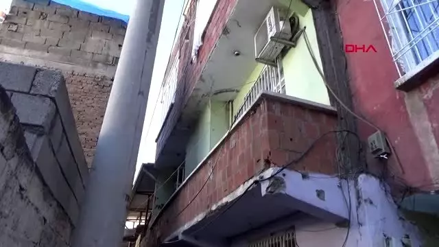 Diyarbakır'da babasını öldüren genç, 3 saat cansız bedeninin başında bekledi Diyarbakır'da babasını öldüren genç, 3 saat cansız bedeninin başında bekledi