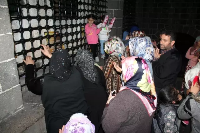 Diyarbakır'da evlat nöbeti tutan aileler Hz. Süleyman Camii'ni ziyaret etti