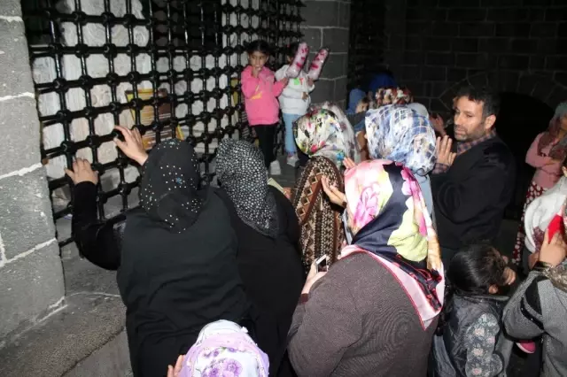 Diyarbakır'da evlat nöbeti tutan aileler Hz. Süleyman Camii'ni ziyaret etti
