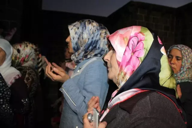 Diyarbakır'da evlat nöbeti tutan aileler Hz. Süleyman Camii'ni ziyaret etti Diyarbakır'da evlat nöbeti tutan aileler Hz. Süleyman Camii'ni ziyaret etti