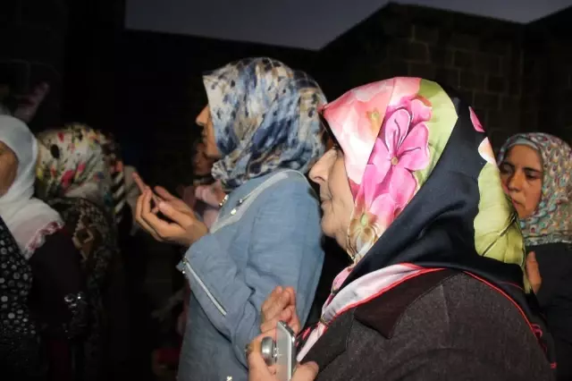Diyarbakır'da evlat nöbeti tutan aileler Hz. Süleyman Camii'ni ziyaret etti Diyarbakır'da evlat nöbeti tutan aileler Hz. Süleyman Camii'ni ziyaret etti