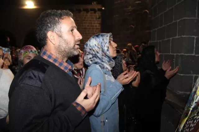 Diyarbakır'da evlat nöbeti tutan aileler Hz. Süleyman Camii'ni ziyaret etti Diyarbakır'da evlat nöbeti tutan aileler Hz. Süleyman Camii'ni ziyaret etti