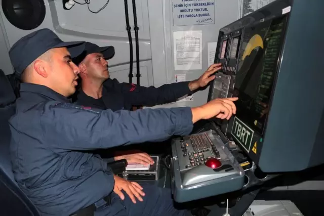 Ege'de düzensiz göç ile 7 gün 24 saat kesintisiz mücadele sürüyor Ege'de düzensiz göç ile 7 gün 24 saat kesintisiz mücadele sürüyor