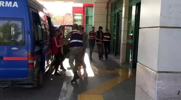 Eşinin dedikodusunu yaptığı iddia edilen kişiyi, arkadaşlarıyla döverek öldürdü Eşinin dedikodusunu yaptığı iddia edilen kişiyi, arkadaşlarıyla döverek öldürdü