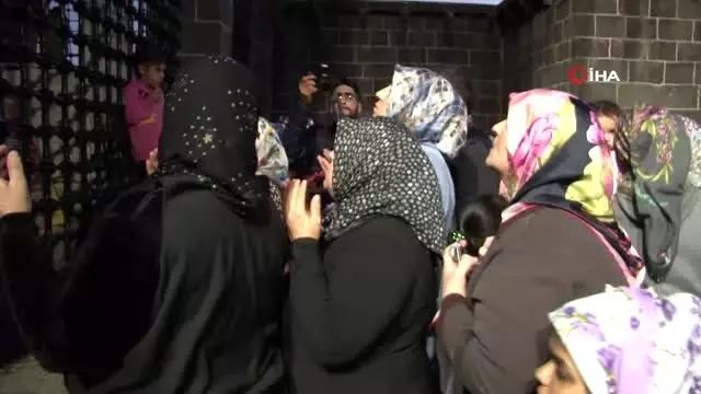 Evlat nöbeti tutan aileler Hz. Süleyman Camii'nde çocukları için dua etti Evlat nöbeti tutan aileler Hz. Süleyman Camii'nde çocukları için dua etti