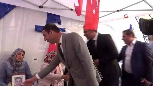 Evlat nöbetindeki aileler Mehmetçik için ördükleri atkıları gönderdi Evlat nöbetindeki aileler Mehmetçik için ördükleri atkıları gönderdi