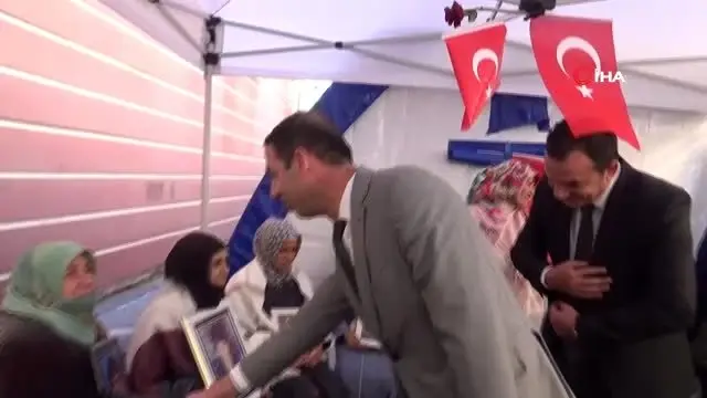 Evlat nöbetindeki aileler Mehmetçik için ördükleri atkıları gönderdi Evlat nöbetindeki aileler Mehmetçik için ördükleri atkıları gönderdi